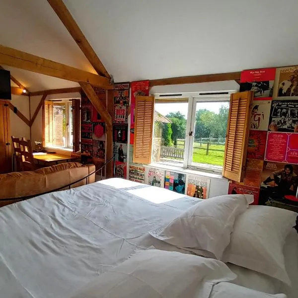 The Music Room - Kingsize Double Oak Studio - Sleeps 2 - Quirky - Rural，位于哈斯尔米尔的酒店