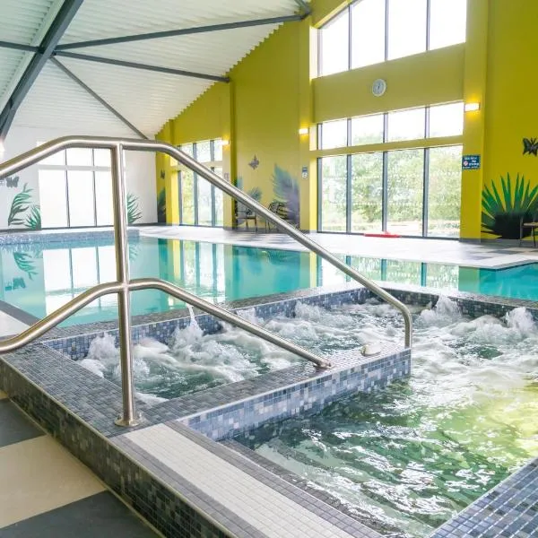 Camping Pods Hedley Wood Holiday Park，位于Bridgerule的酒店