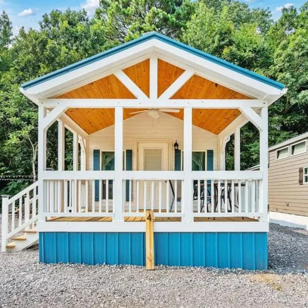 4 Heron Haus, Luxury Tiny House, Pet Friendly, Mins to Downtown Guntersville，位于甘特斯维尔的酒店