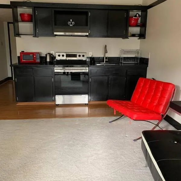 Lucy's Place -STUDIO Apt with air-conditioning, Murphy bed，位于希洛的酒店