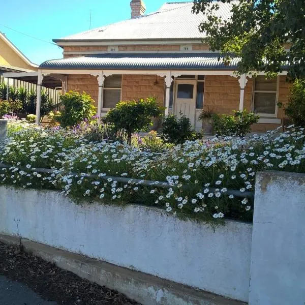 Book Keepers Cottage，位于Waikerie的酒店