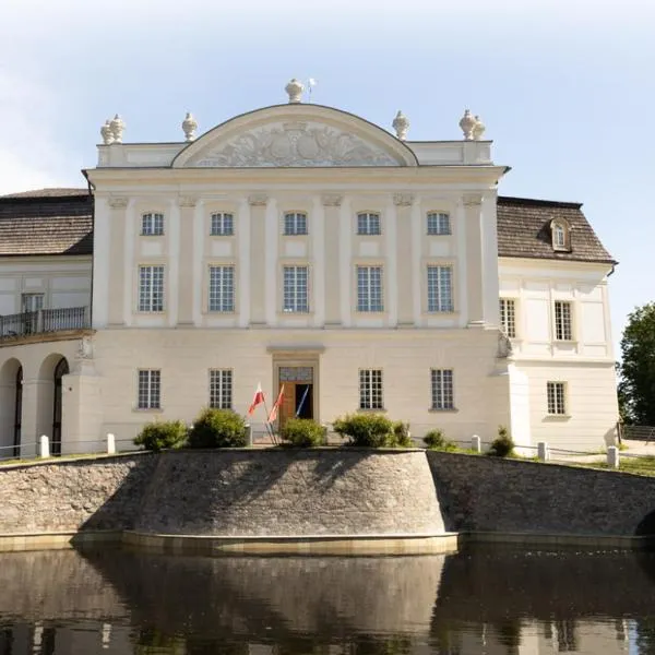 Pałac w Kurozwękach，位于Szydłów的酒店