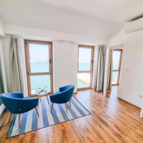 Umag apartment center seafront seaview old town 2，位于乌马格的酒店