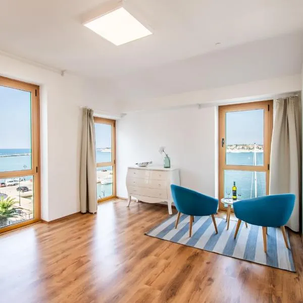 Umag seafront seaview center apartments old town 1,2,3,4 by Rentistra，位于乌马格的酒店