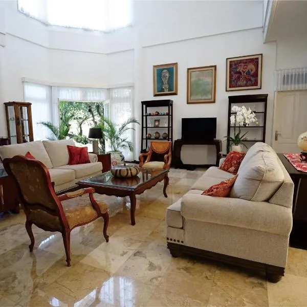 Guildwood Villa Bali，位于沙努尔的酒店