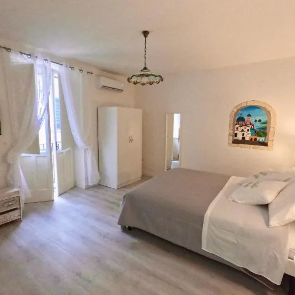 B&B Due Su Due Holiday，位于维耶特里的酒店