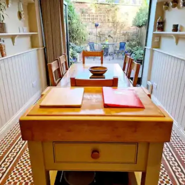 Jackdaw Cottage-Beautiful Cottage, Town Centre，位于温伯恩大教堂的酒店