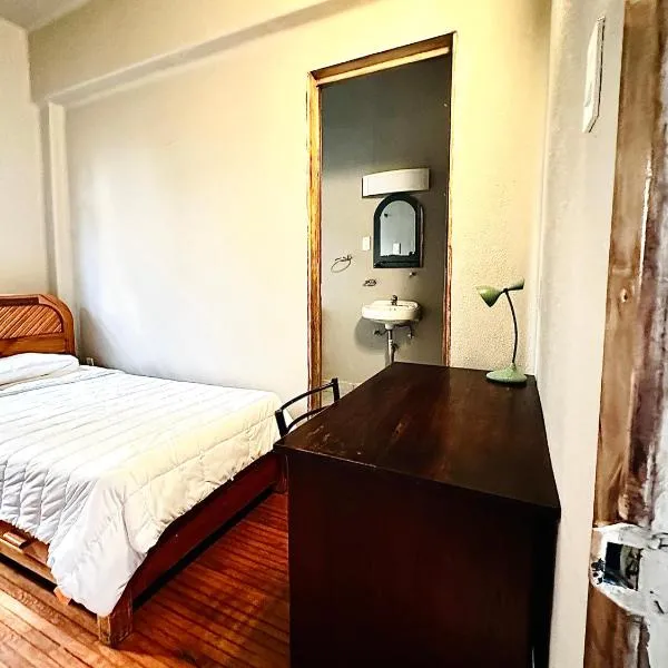 FRONTERA 49 Roma Norte Hostal，位于墨西哥城的酒店