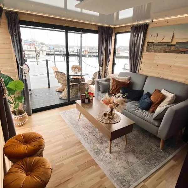 Hausboot AHOY Masal，位于吕贝克的酒店