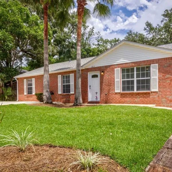 Life's a Breeze - Updated 3BR 5min to Pcola Beach，位于微风湾的酒店