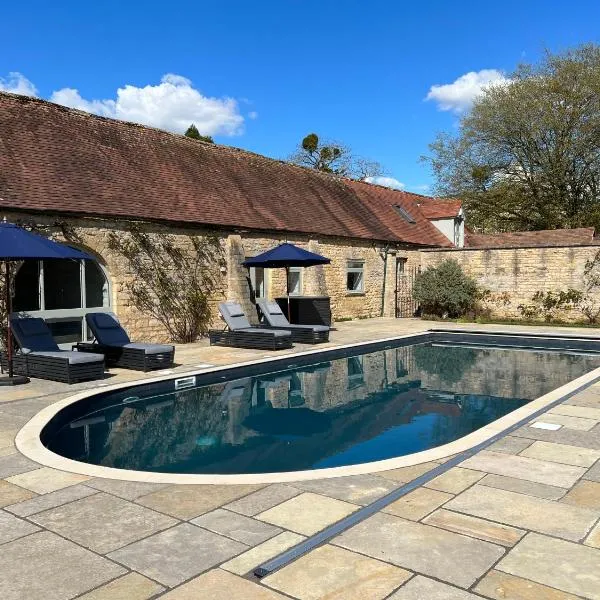 Cotswolds Cottage with Heated Pool，位于Bredon的酒店