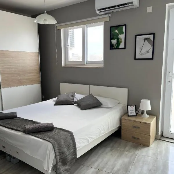 F5 Room 1, Private Double room with private bathroom and balcony in shared Flat，位于姆西达的酒店