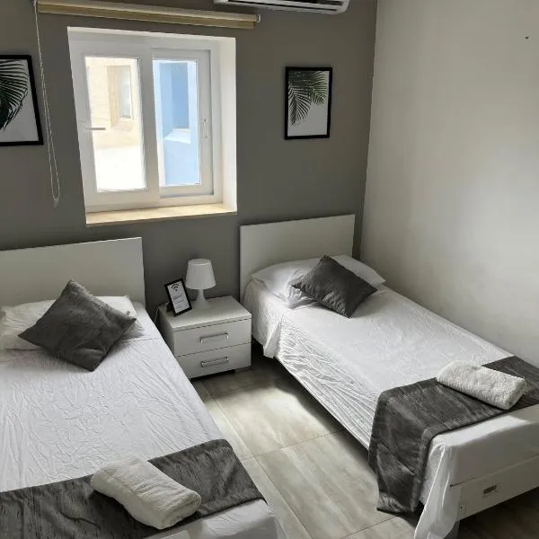 F5 Room 3, Private Room two single beds shared bathroom in shared Flat，位于姆西达的酒店