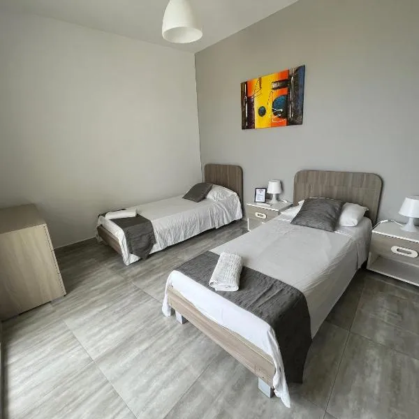 F8 Room 3, Private Room two single beds shared bathroom in shared Flat，位于姆西达的酒店