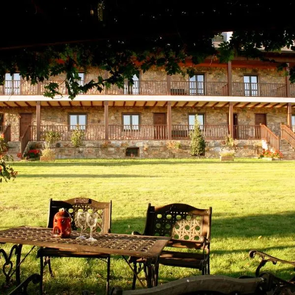 Alojamiento en entorno rural Los Trobos，位于Lillo del Bierzo的酒店