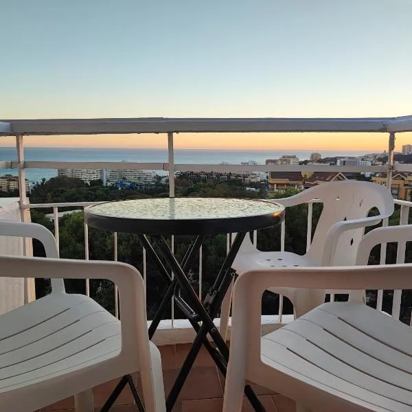Hercules Paradise 531 Apartamento con vistas al mar Mediterráneo en Benalmádena a pasos del centro y su vibrante Zona Comercial disfruta de una experiencia única en la Costa del Sol Málaga Andalucía well-connected to the airport，位于贝纳尔马德纳的酒店