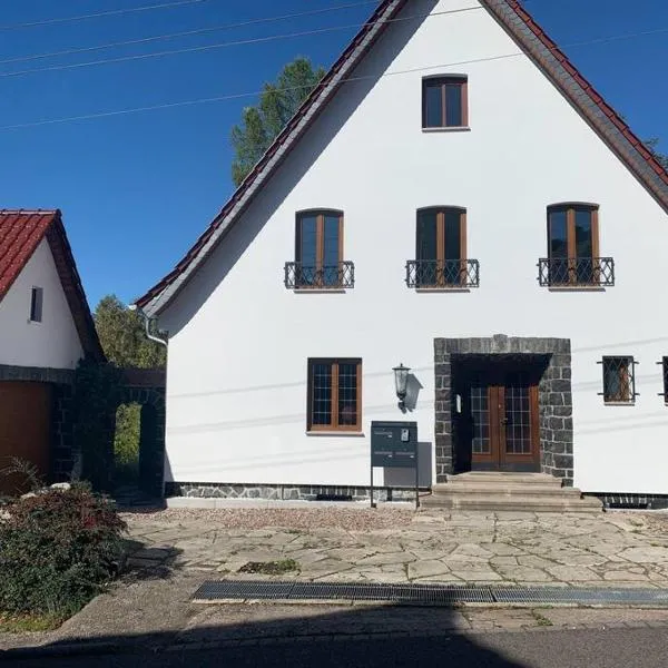 Schöne Ferienwohnung im Landhaus，位于Sünna的酒店