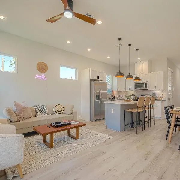 Modern Home Near Downtown with Fast WiFi, BBQ, Games & EV equipped!，位于休斯顿的酒店