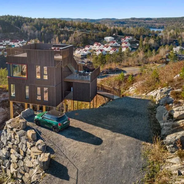 Cabin with sea, lake and hill view，位于克拉格勒的酒店