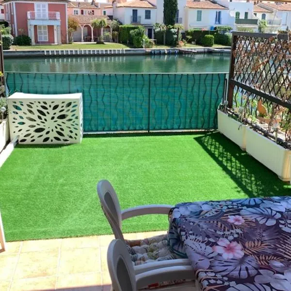 Appartement rue de l'amarrage à PORT GRIMAUD avec Terrasse vue canaux et garage，位于格里莫的酒店