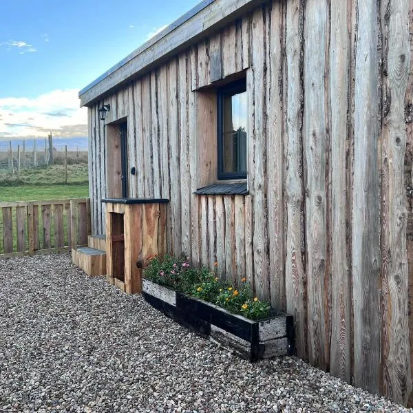 Willow Straw Bale Cabin,位于Dallas的酒店
