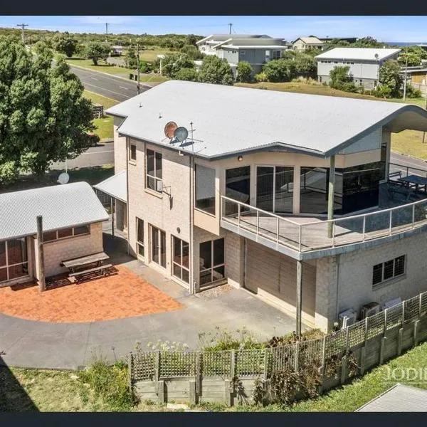 Freestanding house with ocean view，位于坎贝尔港的酒店