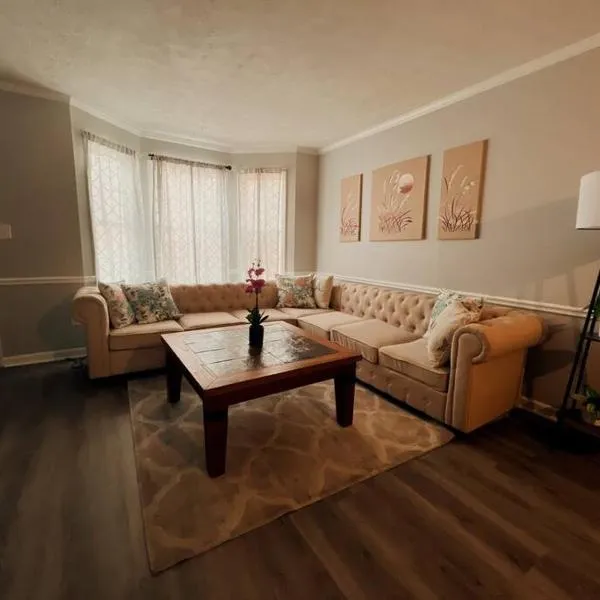 Recently Renovated Condo!，位于阿森斯的酒店