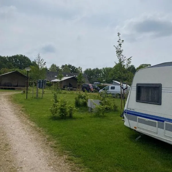 Empty camping spot for your tent, caravan and camper，位于Swalmen的酒店