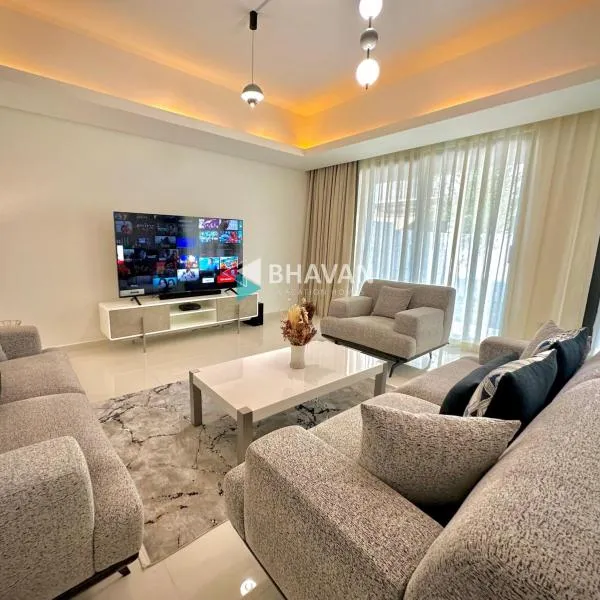 Calm Chaos 4 BR Villa with maid Room in Damac Hills 2，位于 Al Lusaylī的酒店