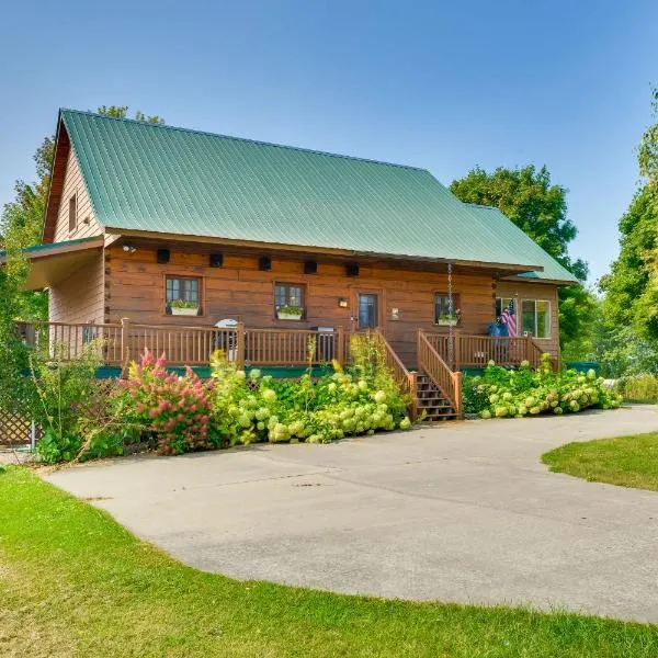 Warm and Cozy Clayton Cabin Near St Lawrence River!，位于克莱顿的酒店