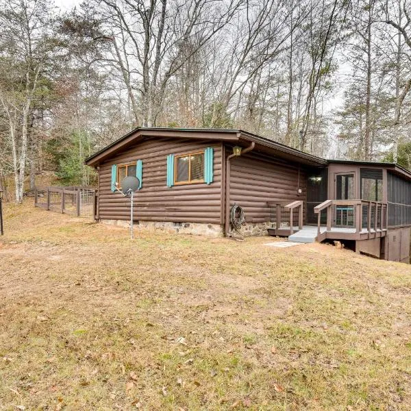 Peaceful Warne Cabin: Fenced Yard & Screened Porch，位于Brasstown的酒店
