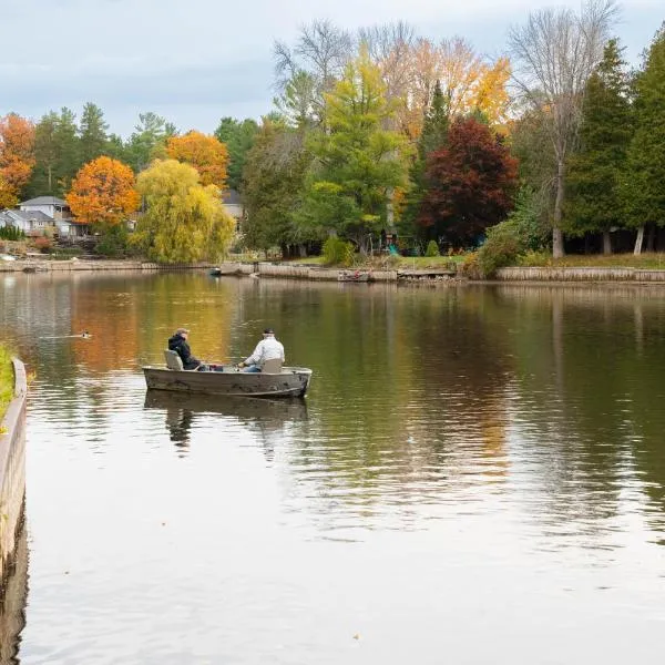 Riverfront Cottage Sauna Canoe Included Kids Playroom Nature Escape，位于沃萨加比奇海滩的酒店