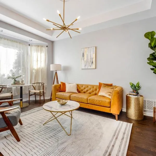 The Logandale: HUGE Mid-Century Home, sleeps 15，位于芝加哥的酒店