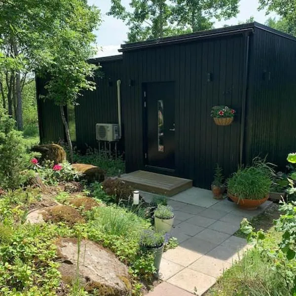 Small cozy 3-room house with terrace & large garden，位于Ilmandu的酒店