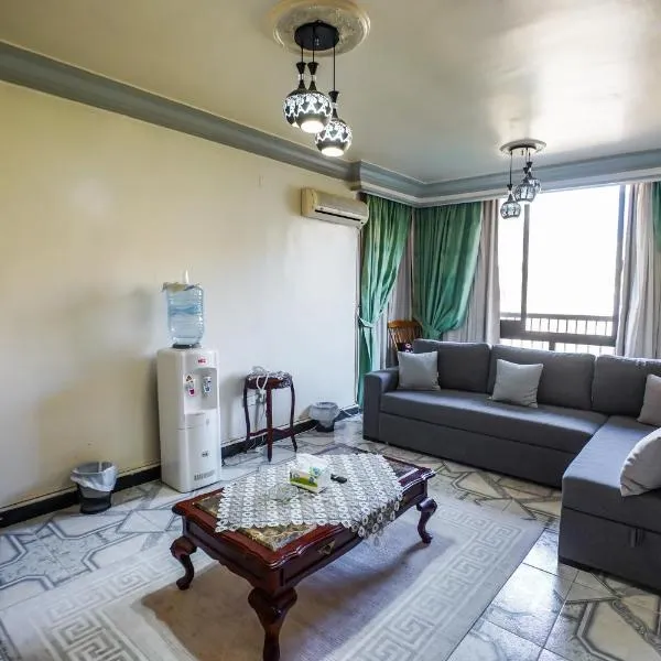 Spacious flat 7 mins to Airport，位于‘Ezbet el-Insha的酒店