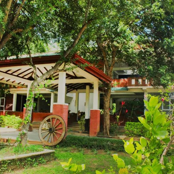 Green Hut Hotel & Restaurant with Unique View Point，位于Nikawatawana的酒店