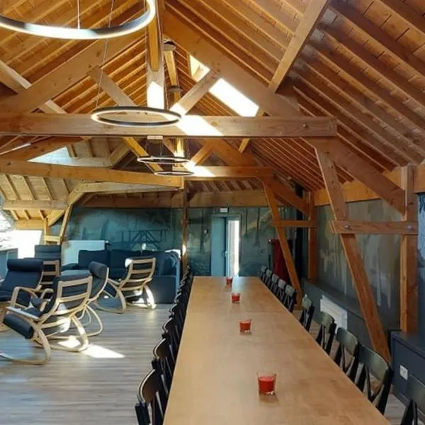 Sous le Charme - Gîte rural grande capacité (16p)，位于埃尔伯蒙的酒店