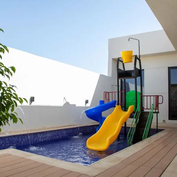 المرفأ 2 شاليه مع مسبح والعاب مائية وغرف نوم فاخرة，位于Khalij Salman的酒店