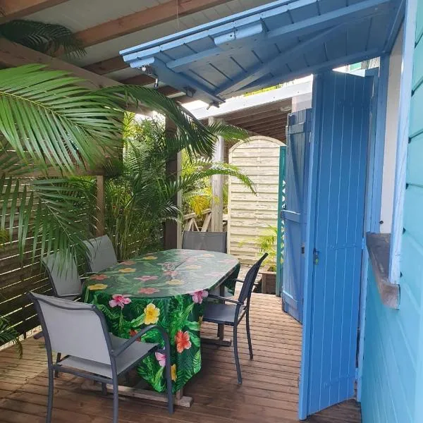 Bungalows MALUEVA 1 chambre et 1 mezzanine à 5min de la plage de la Caravelle，位于圣安尼的酒店