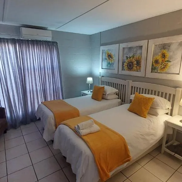 SuNel's Guest Rooms，位于马姆斯伯里的酒店