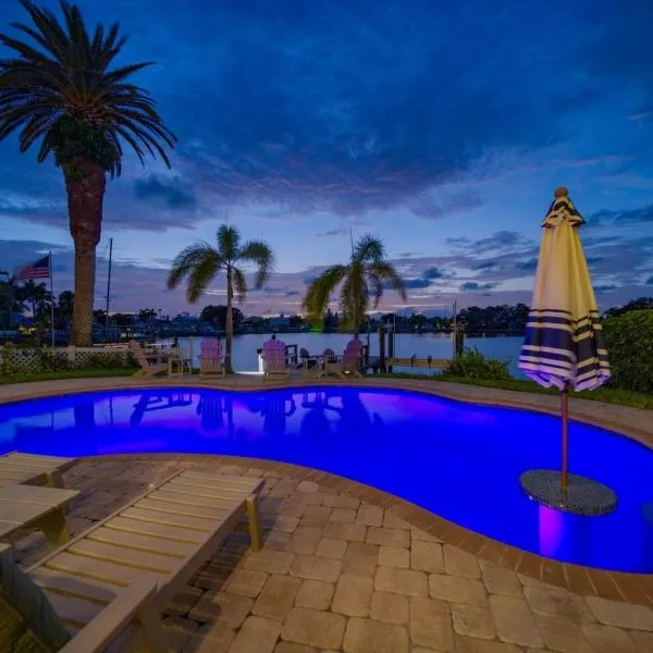 Waterfront Luxury w/ Heated Salt Pool & Golf Cart，位于克利尔沃特的酒店