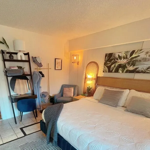 Seashore Waikiki studio 1 block from a beach No Resort Fees，位于檀香山的酒店