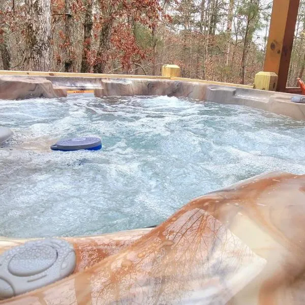 Relax & Unwind Hot-Tub 6 seater, Fire-Pit, Master King Bed, Near Wineries, Resort Amenities，位于Roundtop的酒店