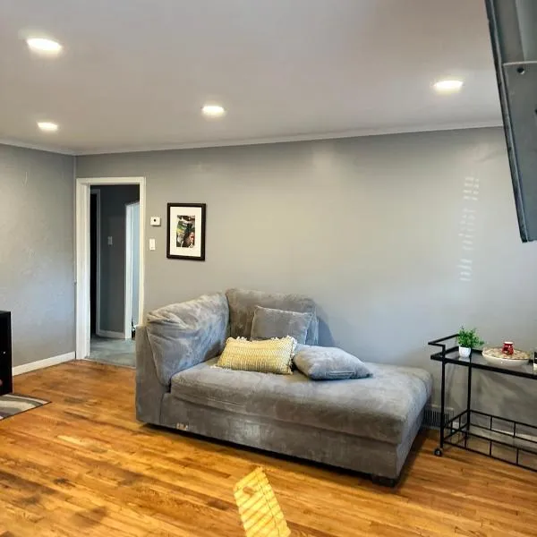Charming historic Rosedale Park neighborhood house minutes from downtown，位于底特律的酒店