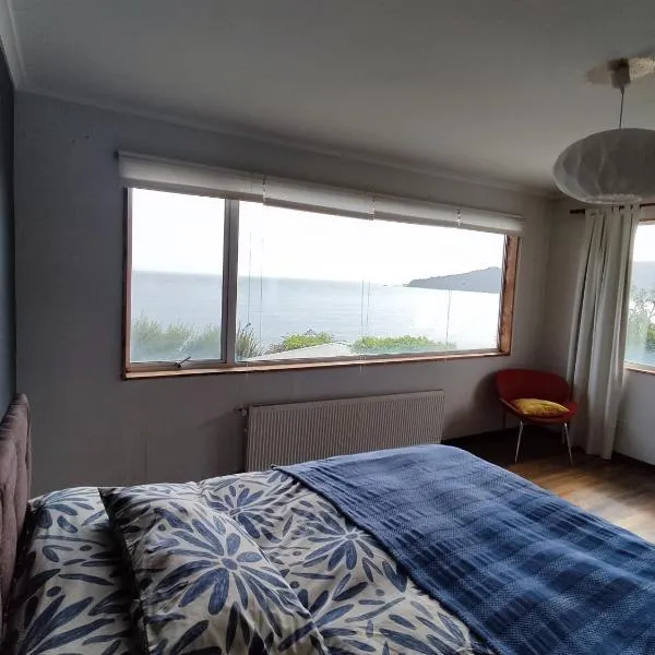 Habitación amplia con baño en suite y vista al mar，位于Chaihuín的酒店