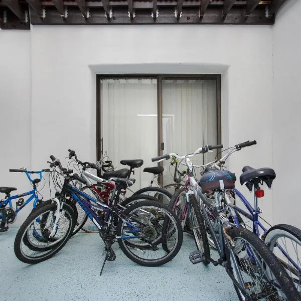 Naples Dream at WTC with Heated Pool SPA Sauna 7 bicycles and 3 mls to beach，位于那不勒斯的酒店