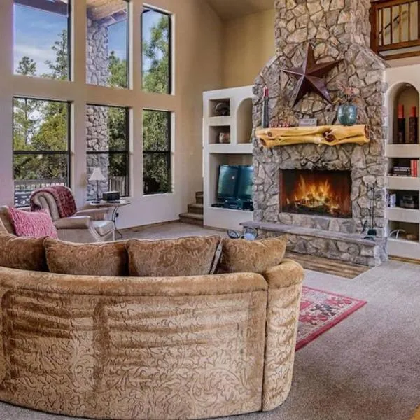 Torreon Family Cabin, Large Decks & Open Floorplan，位于肖洛的酒店