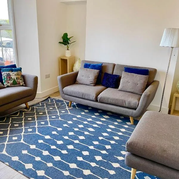 Neath, South Wales Getaway - 4 Bedroom Home -7 Guests - Free Parking，位于尼思的酒店