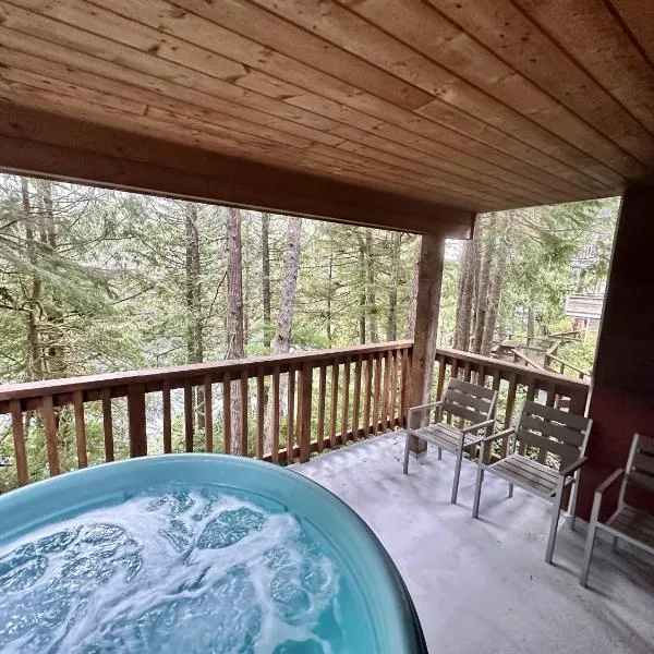 Cozy 2 Bedroom Waterfront Cottage With Hot Tub!，位于尤克卢利特的酒店