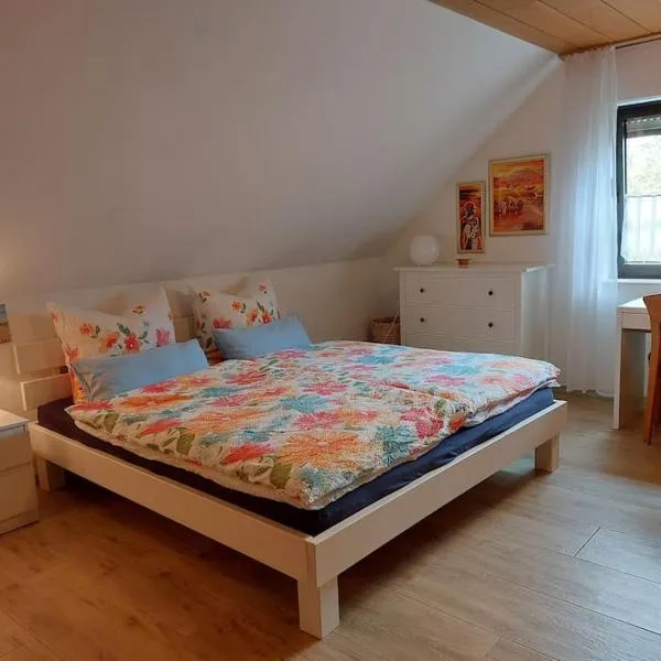 Große, helle Wohnung mit sonnigem Balkon，位于梅谢尼希的酒店